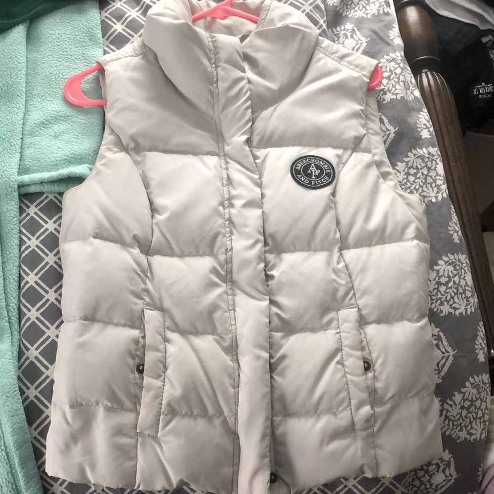 Gentle used white vest!